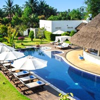 Navutu Dreams Resort poolside