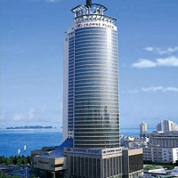 Qingdao business hotels. Crowne Plaza is briskly efficient