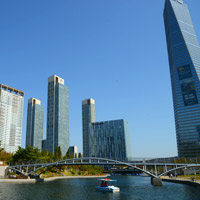 Songdo fun guide, NEATT tower soars at far right above Central Park lake