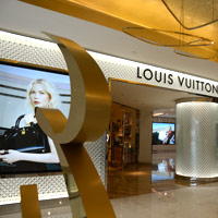 Bangkok, Thailand - April 26, 2018: Louis Vuitton Store In Bangkok. LV Is A  Fashion And Luxury Retail Company, Window Store With Fashionable And Luxury  Products. White, Silver And Gold Decoration. Stock