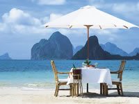 El Nido table by the sea