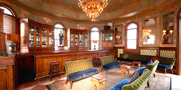 Pod hotels guide, The Jane in New York has an amazing rooftop bar