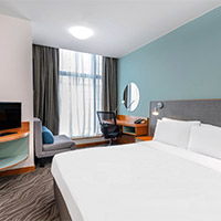 HK budget hotels review, we compare Holiday Inn Express Causeway Bay vs Butterfly