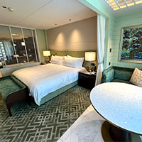 Hong Kong business hotels review, Mandarin Oriental vs Four Seasons and Peninsula — pick the Statue Square View green veranda rooms