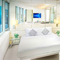 Spacious business rooms at Regal iClub Wanchai give it an edge on our review vs Dorsett in the heart of Wanchai and close to the MRT
