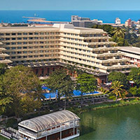 Cinnamon Lakeside has small but well featured rooms
