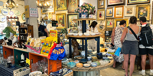 Khong Suay is a delightful bric-a-brac store off Song Wat Road in Bangkok's Chinatown where you can begin your shopping browse