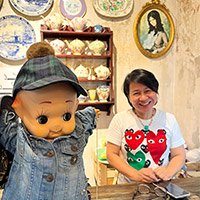 Bangkok fun shopping bargains and art finds at Khong Suay near Song Wat Rd in Chinatown