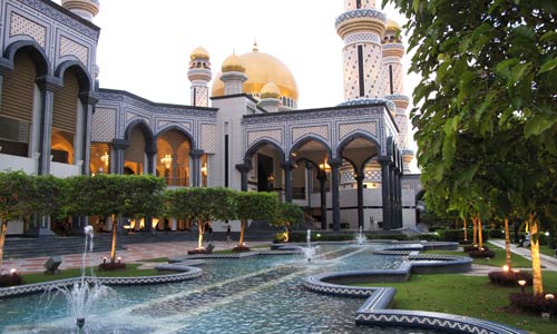 Gardens At Jamé Asr Hassanil Bolkiah Mosque / photo: Vijay Verghese