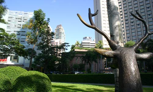 Makati Park Near Shangri-La / photo: Vijay Verghese