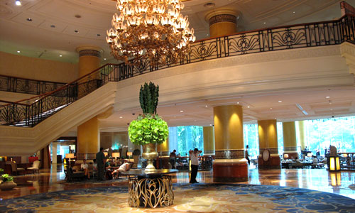 Shangri-La Makati Lobby / photo: Vijay Verghese